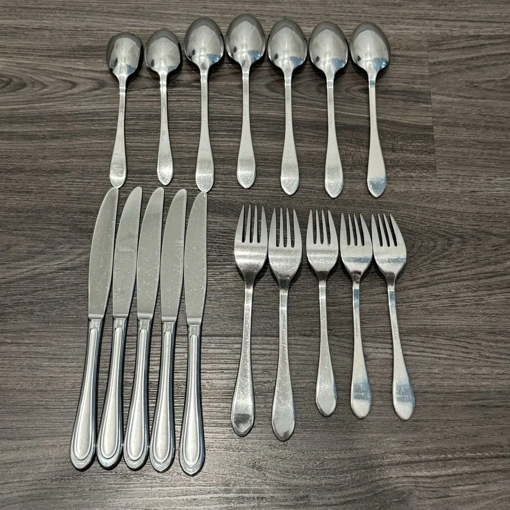 Oneida ASTAIR Stainless Glossy Flatware 17 Piece Mixed Lot Forks Spoons Knives